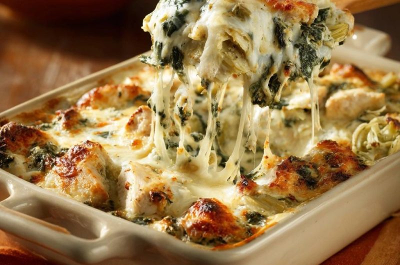 Cremiger Hähnchen-Spinat-Artischocken-Auflauf