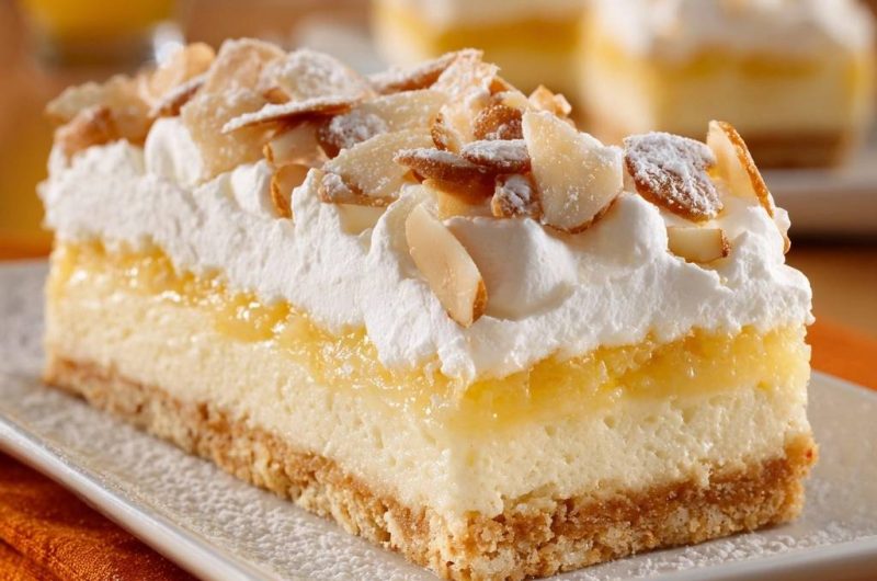 Cremiger Zitronen-Cheesecake mit Mandeln