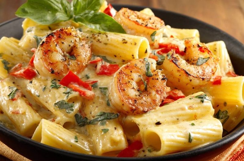 Cremiges Rigatoni mit Garnelen und Paprika