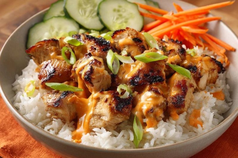 Erdnuss-Hähnchen-Reis-Bowl