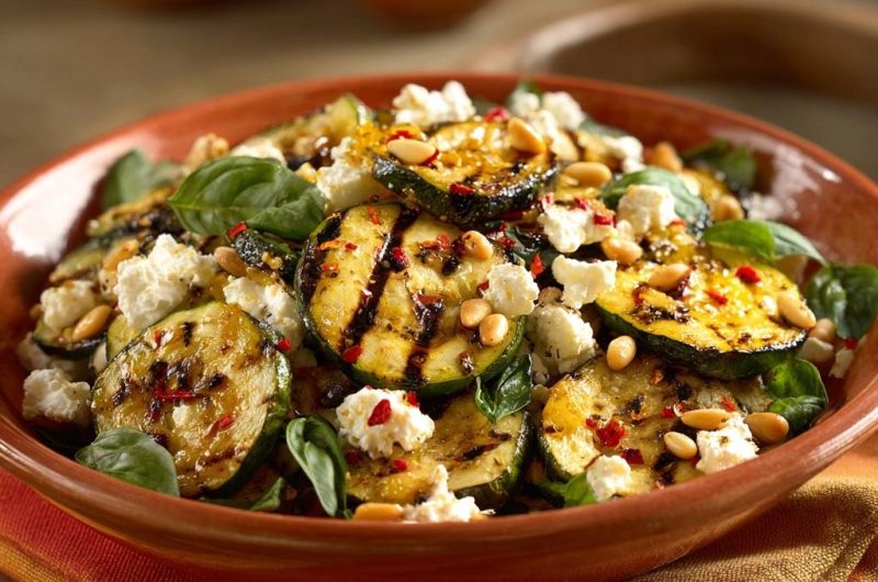 Gegrillter Zucchini-Feta-Salat