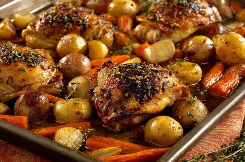 Knusprige Hähnchenschenkel mit Ofengemüse