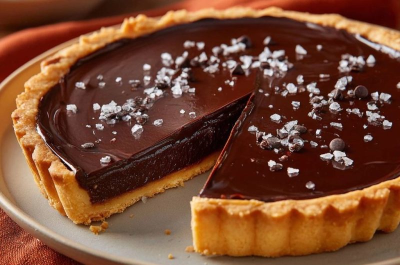 Knusprige Schokoladen-Tarte mit Meersalz (Nie wieder matschiger Boden!)