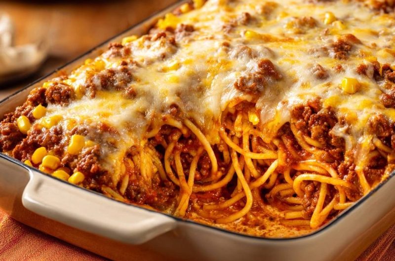 Knuspriger Hack-Nudelauflauf mit Mais und Käse