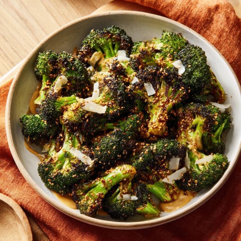 Knuspriger Ofen-Brokkoli mit Tahini, Sesam & Parmesan