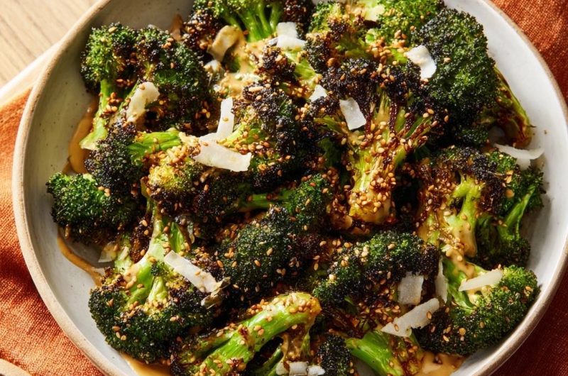 Knuspriger Ofen-Brokkoli mit Tahini, Sesam & Parmesan