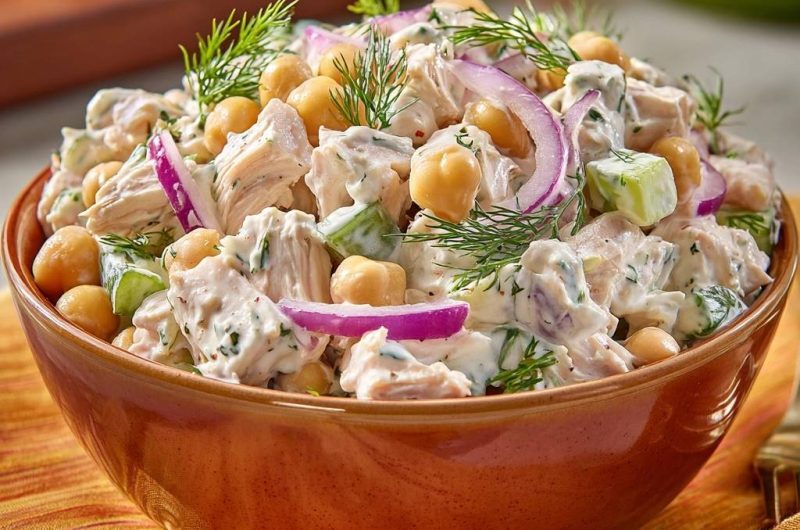 Mediterraner Hähnchen-Kichererbsen-Salat
