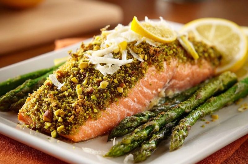 Pistazien-Kokos-Lachs mit Zitronenspargel (Nie wieder trockener Lachs!)