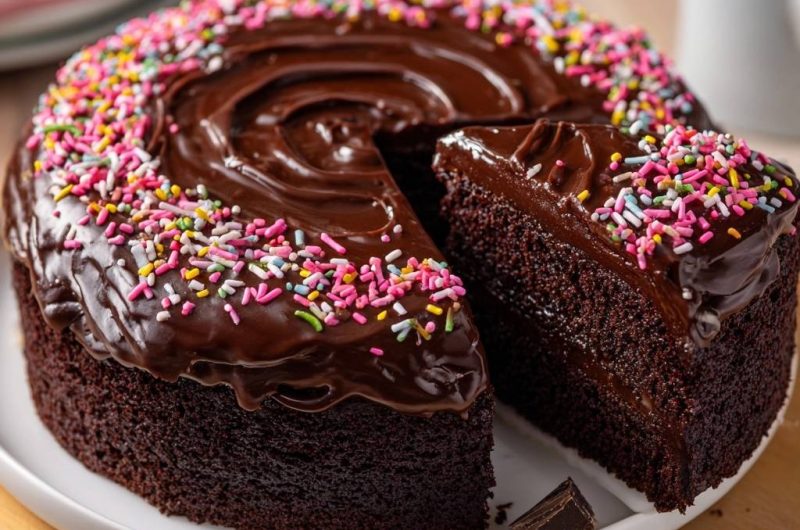 Saftiger Schokoladenkuchen mit Regenbogen-Streuseln