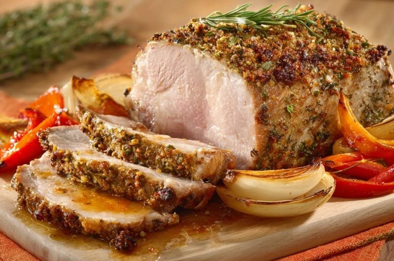 Saftiges Schweinefilet mit Kräuterkruste & Ofengemüse