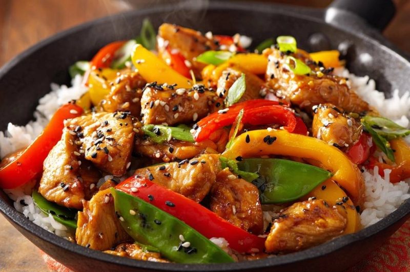 Sesam-Hähnchen-Wok mit Paprika & Snow Peas