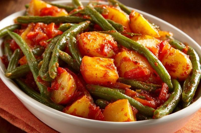 Würzige Bohnen mit Kartoffeln in Tomatensauce