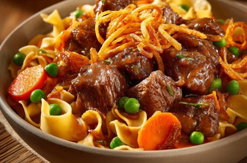 Zartes Rindfleischgulasch mit Nudeln, Karotten und Erbsen
