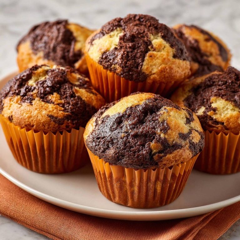Bananen-Schoko-Muffins saftig und marmoriert, Nahaufnahme von mehreren Muffins auf einem Teller