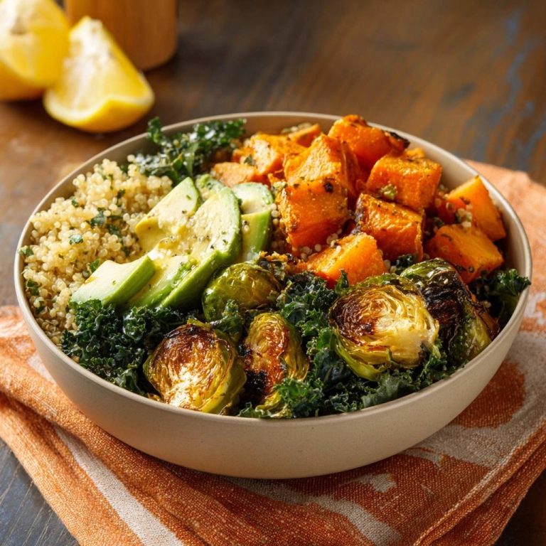 Knusprige Rosenkohl-Süßkartoffel-Power-Bowl mit Avocado und Quinoa in einer Schüssel, Nahaufnahme des Inhalts