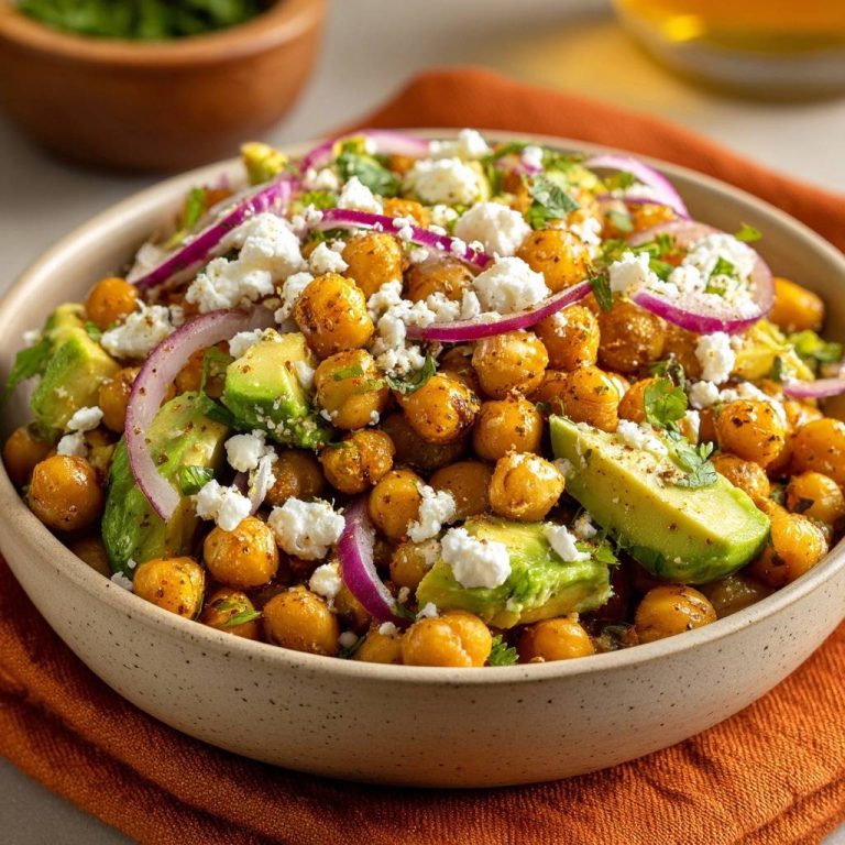 Knuspriger Kichererbsen-Avocado-Salat in einer Schüssel, nahaufnahme mit Feta und roten Zwiebeln.