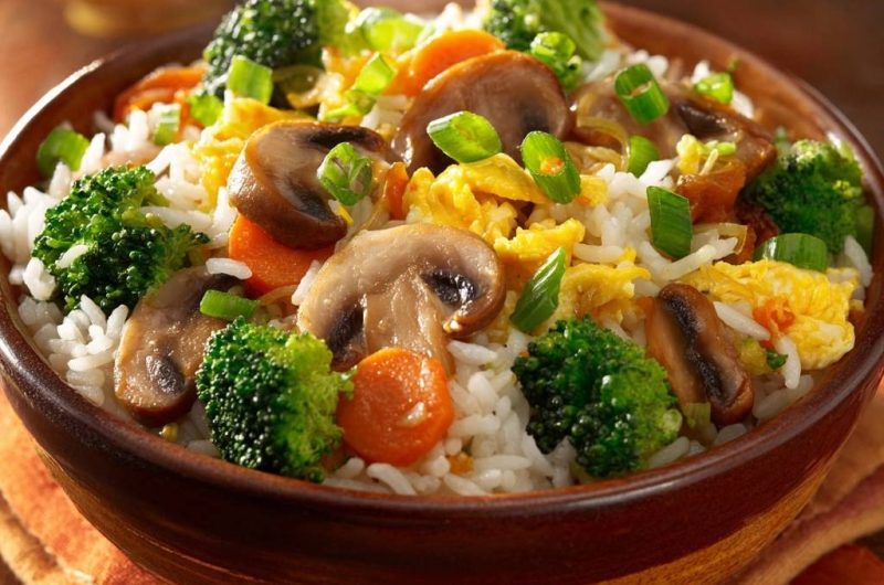 Bunte Gemüse-Reispfanne mit Ei