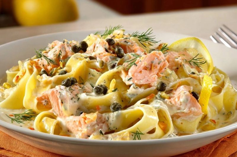 Cremige Lachs-Tagliatelle mit Zitrone und Kapern