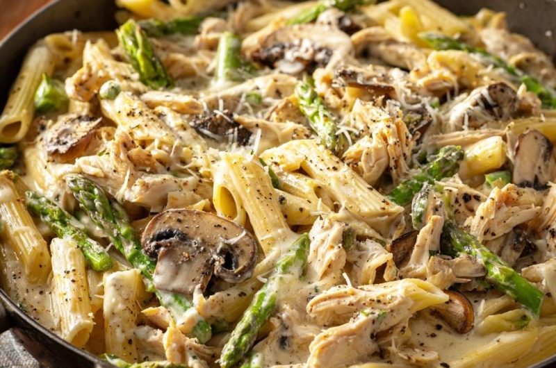 Cremige Penne mit Hähnchen, Spargel & Champignons
