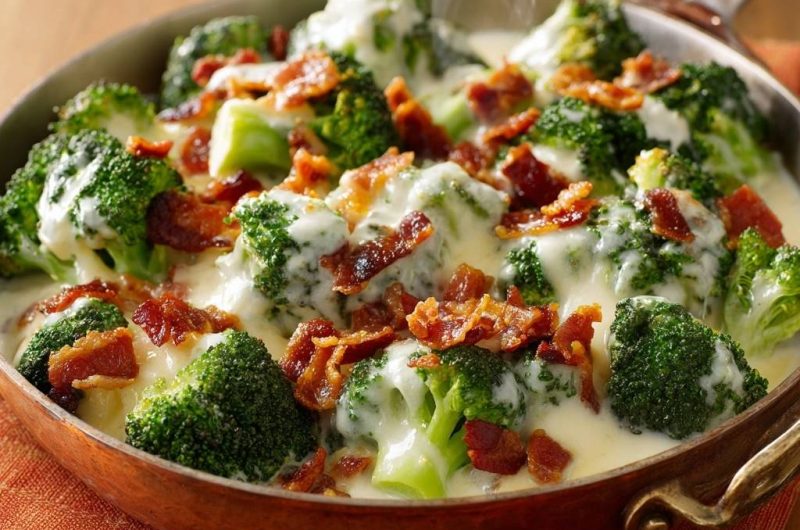 Cremiger Brokkoli mit Bacon und Käse (Nie wieder matschiger Brokkoli!)