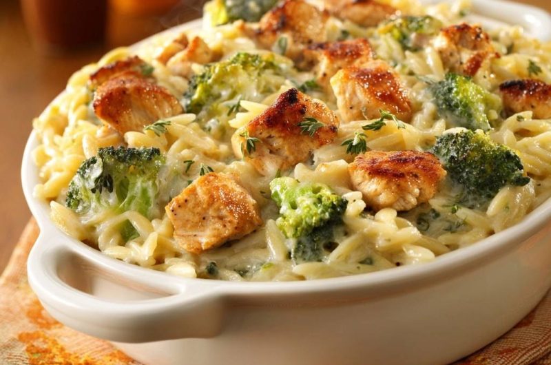 Cremiger Hähnchen-Brokkoli-Orzo-Auflauf (Keine wässrige Soße mehr)