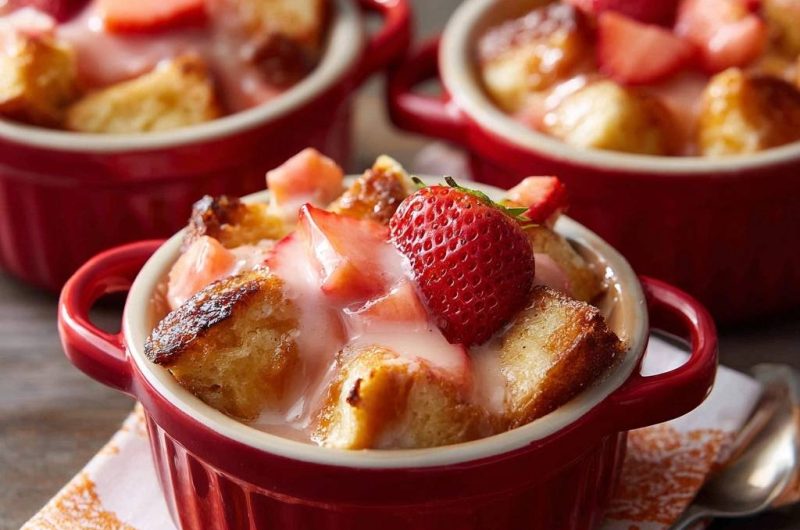 Erdbeer-Brotpudding aus dem Ofen