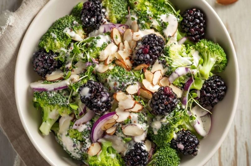 Frischer Brokkoli-Brombeer-Salat