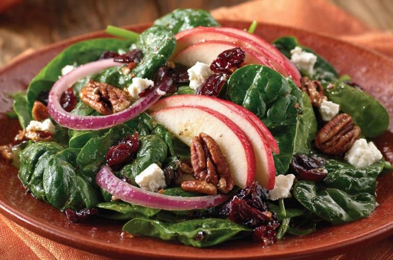 Frischer Spinatsalat mit Apfel und Pekannüssen