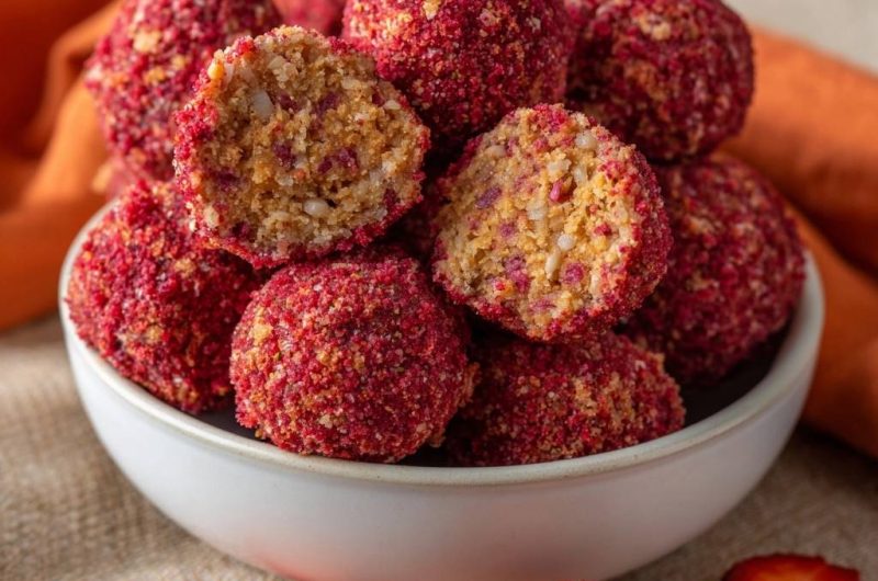 Fruchtige Erdbeer-Energie-Bällchen