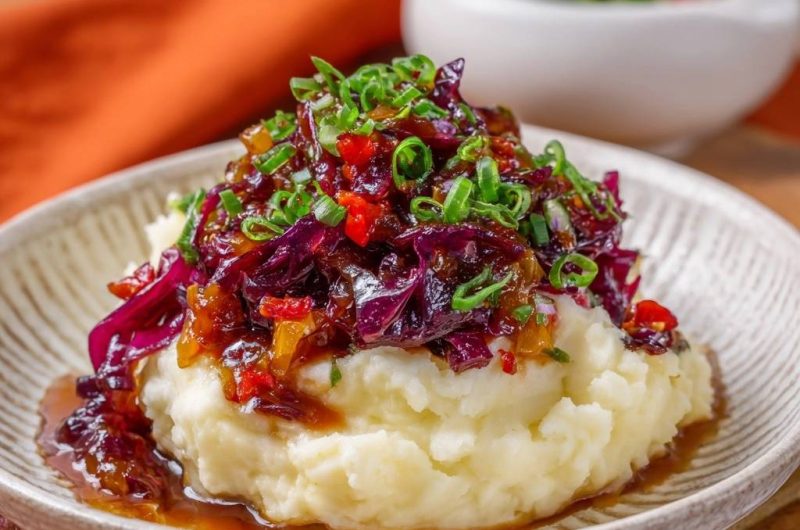 Glasiger Rotkohl auf cremigem Kartoffelpüree