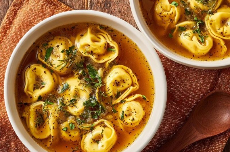 Herzhafte Tortellini in Goldbrühe