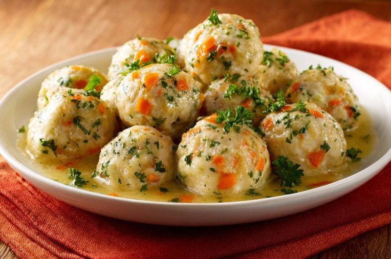 Karotten-Petersilie-Klöße in cremiger Soße
