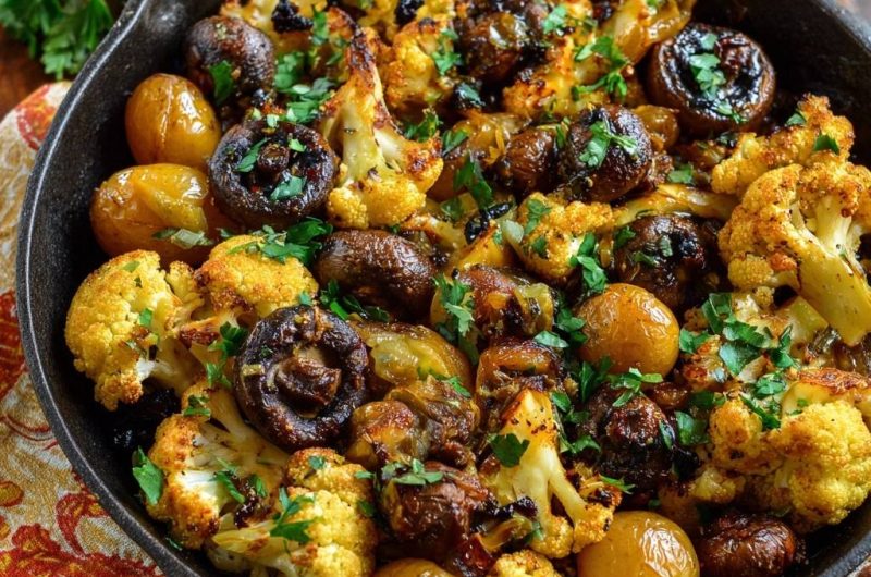 Knuspriger Pfannen-Blütenkohl mit Champignons und Perlenzwiebeln