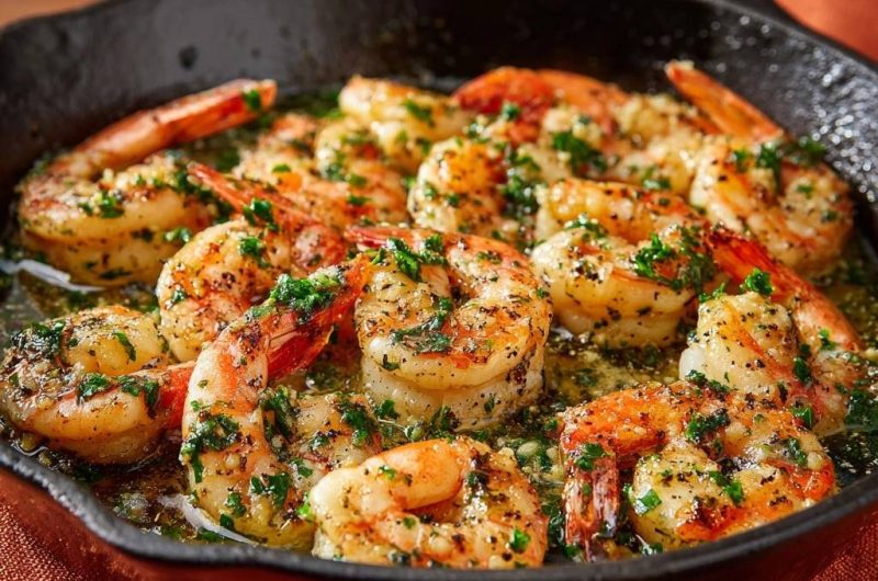 Mediterrane Knoblauch-Garnelen aus der Pfanne