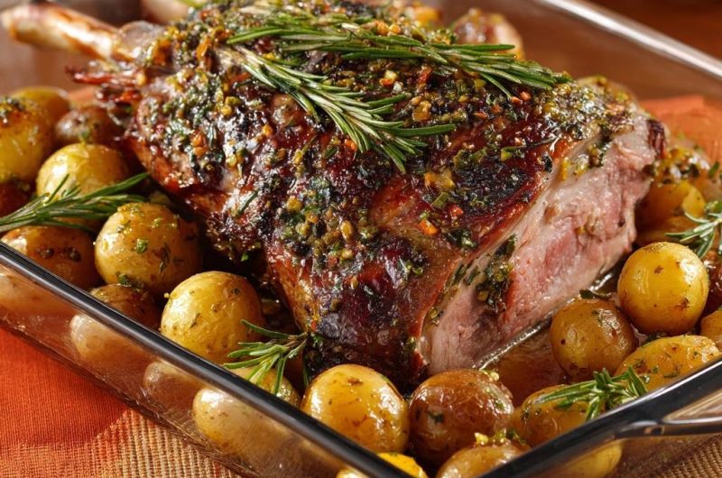 Mediterrane Lammkeule mit Rosmarinkartoffeln