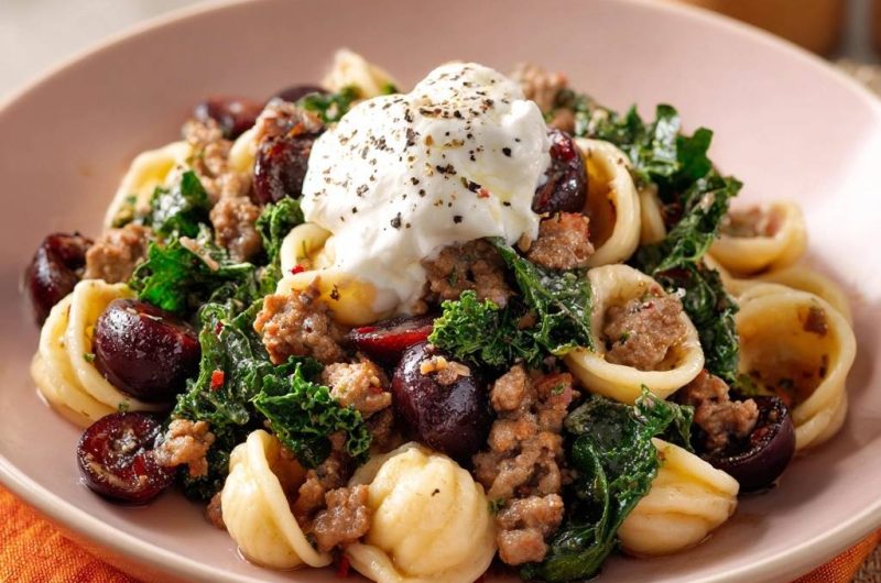 Orecchiette mit Rinderhack, Sauerkirschen, Grünkohl und Ricotta (Nie wieder zäher Grünkohl!)
