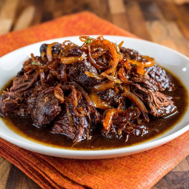 Saftiges Rindfleisch mit karamellisierten Zwiebeln – Rezept