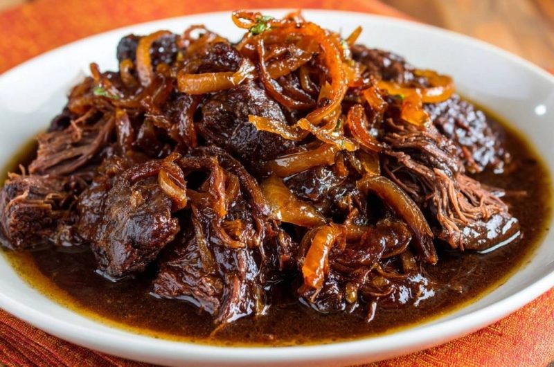 Saftiges Rindfleisch mit karamellisierten Zwiebeln