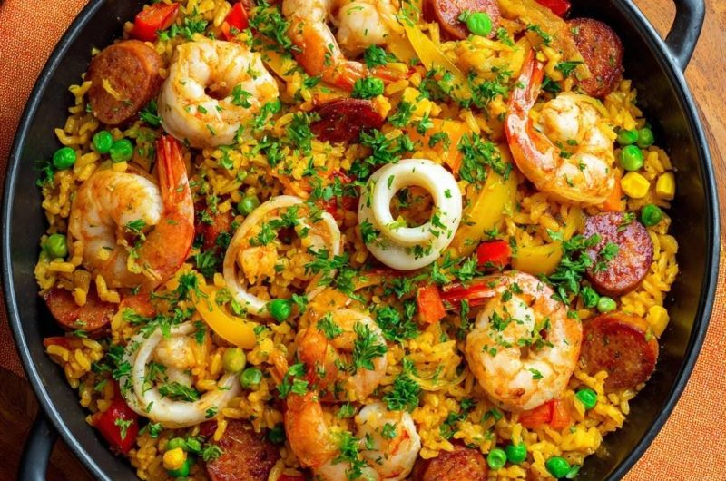 Spanische Paella mit Garnelen, Calamari und Chorizo (Nie wieder matschiger Reis!)