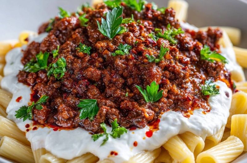 Türkische Kıymalı Rigatoni mit Joghurt