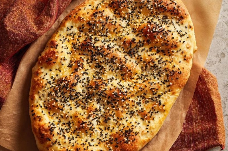 Traditionelles Fladenbrot mit Sesam
