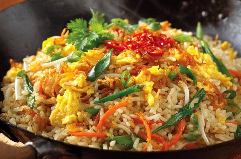 Wok-Gebratener Reis mit Ei und Gemüse