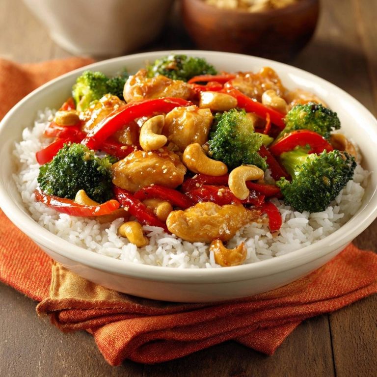 Knackiges Cashew-Hähnchen mit Brokkoli, serviert in einer weißen Schüssel mit Reis, nahaufnahme der Zutaten