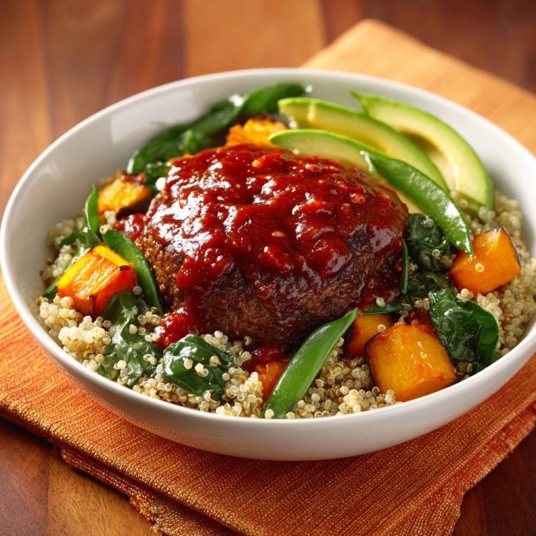Herzhafte Quinoa-Bowl mit glasiertem Rindersteak, serviert mit Avocado und Gemüse in einer weißen Schüssel