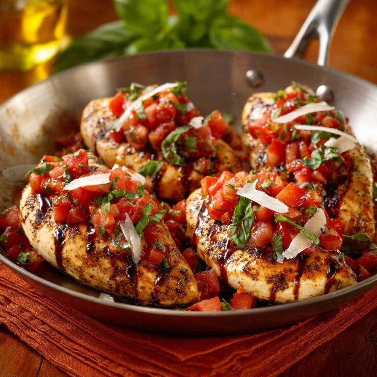 Mediterranes Bruschetta-Hähnchen in einer Pfanne, garniert mit Tomaten, Basilikum und Parmesan