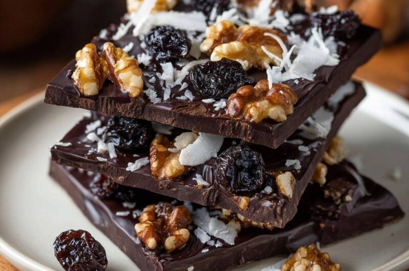 Dunkle Schokoladen-Bruchstücke mit Walnüssen