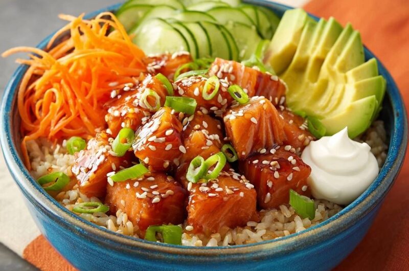 Frische Lachs Poke Bowl mit Umami-Glasur