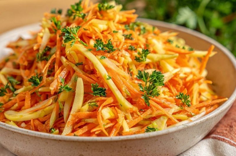 Frischer Karotten-Apfel-Salat