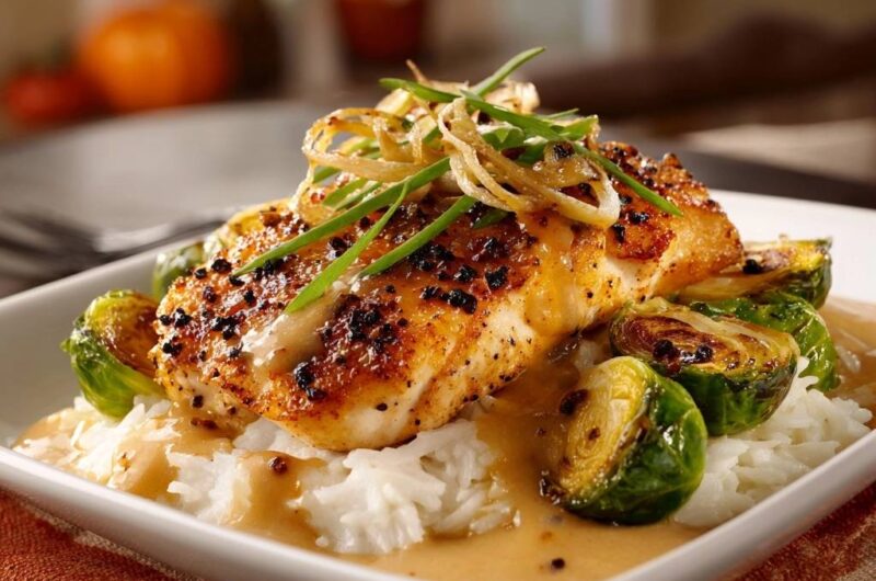 Gebratenes Fischfilet auf Reis mit Rosenkohl