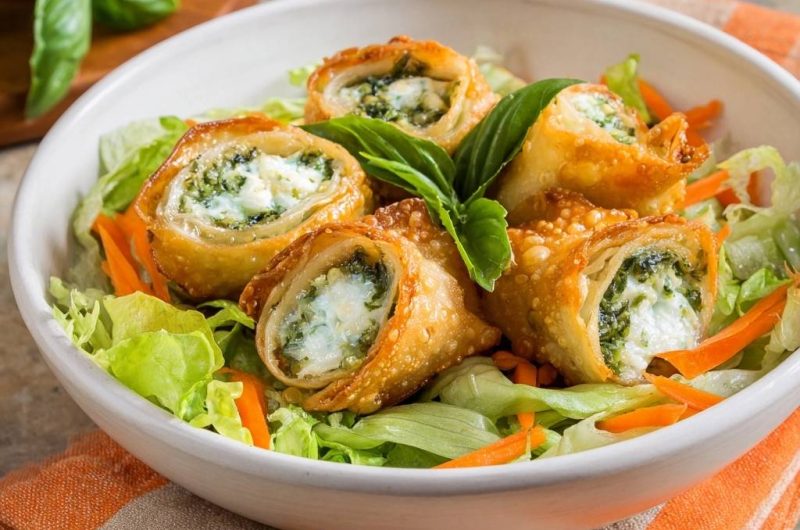 Knusprige Spinat-Feta-Rollen auf Frühlingssalat